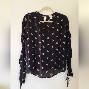 Mossimo Black clover pattered tie-arm long sleeve top, medium